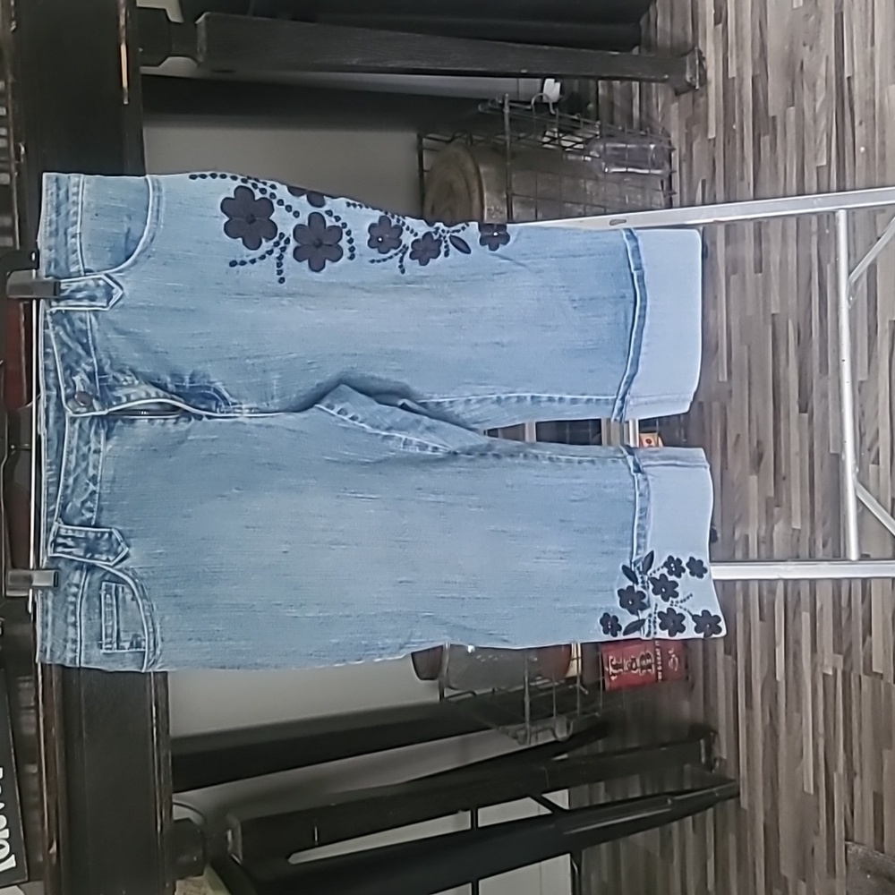 Appliqued Capri Jeans